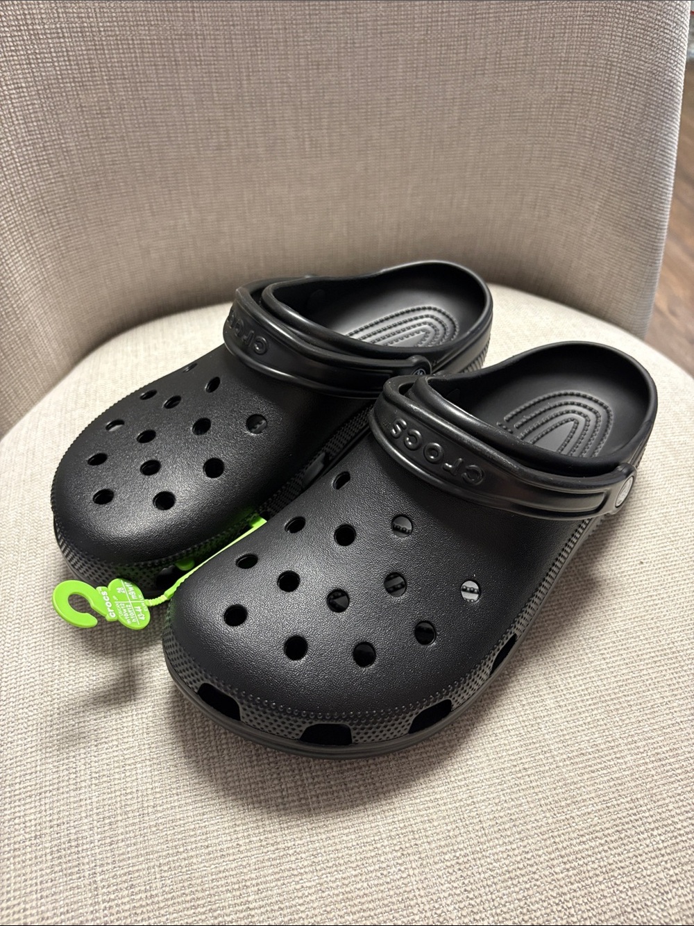 CROCS Classic Clog - Black M 10/W 12